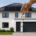 Beispielhaus mit Fullblackmodulen auf dem Dach und Wallbox